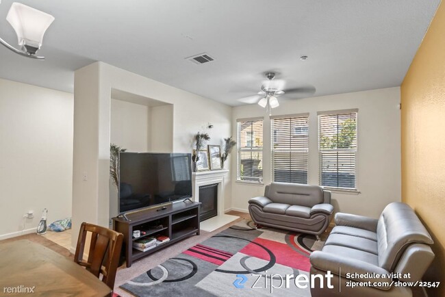 Building Photo - 4 br, 3.5 bath Townhome - 5066 Fioli Loop,...