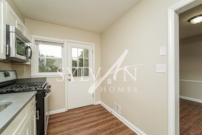 Building Photo - Enjoy low-maintenance living in this 4 bed...