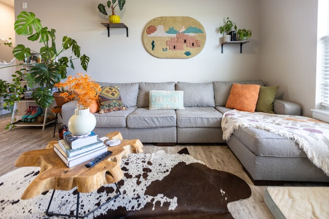 Building Photo - Legacy 34