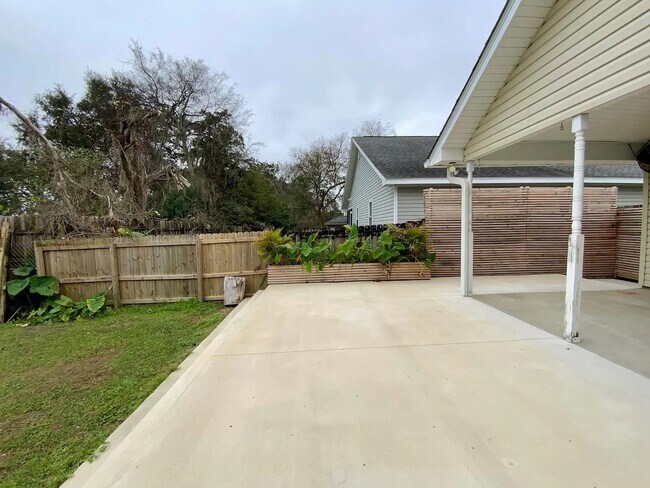 Building Photo - Lakeside Subdivision