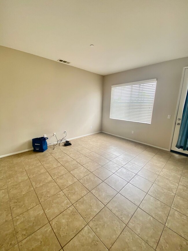 Building Photo - Oxnard- Spacious 3 bedroom in Westwind Com...