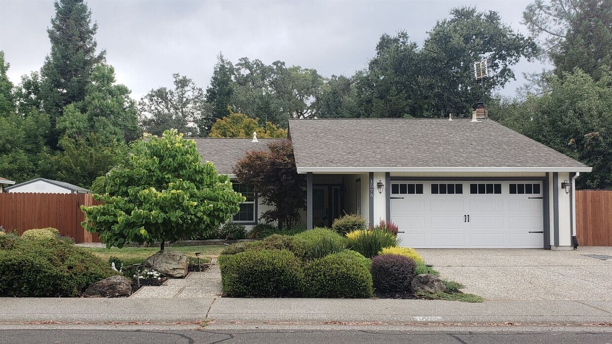 Foto principal - 3 br, 2 bath House - 1575 Wimbledon Drive