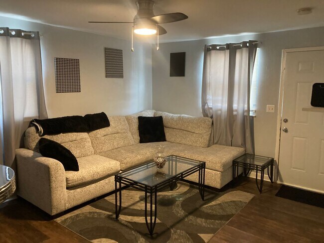 Building Photo - Renovated Duplex, 2 Bed 1 Bath, One level ...