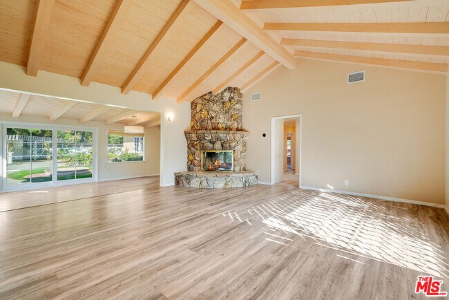Building Photo - 16065 Meadowcrest Rd