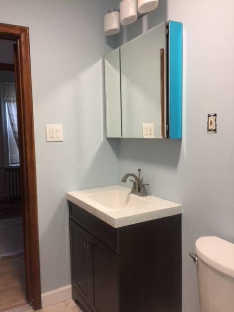 Building Photo - Spacious 2nd floor apartment on quiet block
