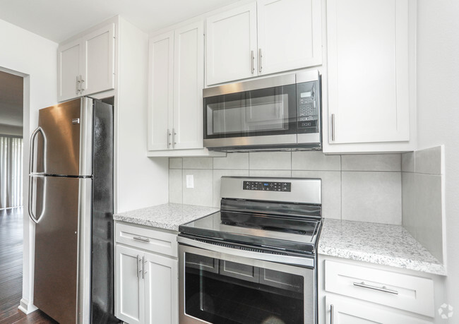 2BR, 1.5BA - 900SF (Kitchen) - Mosaic Apartments