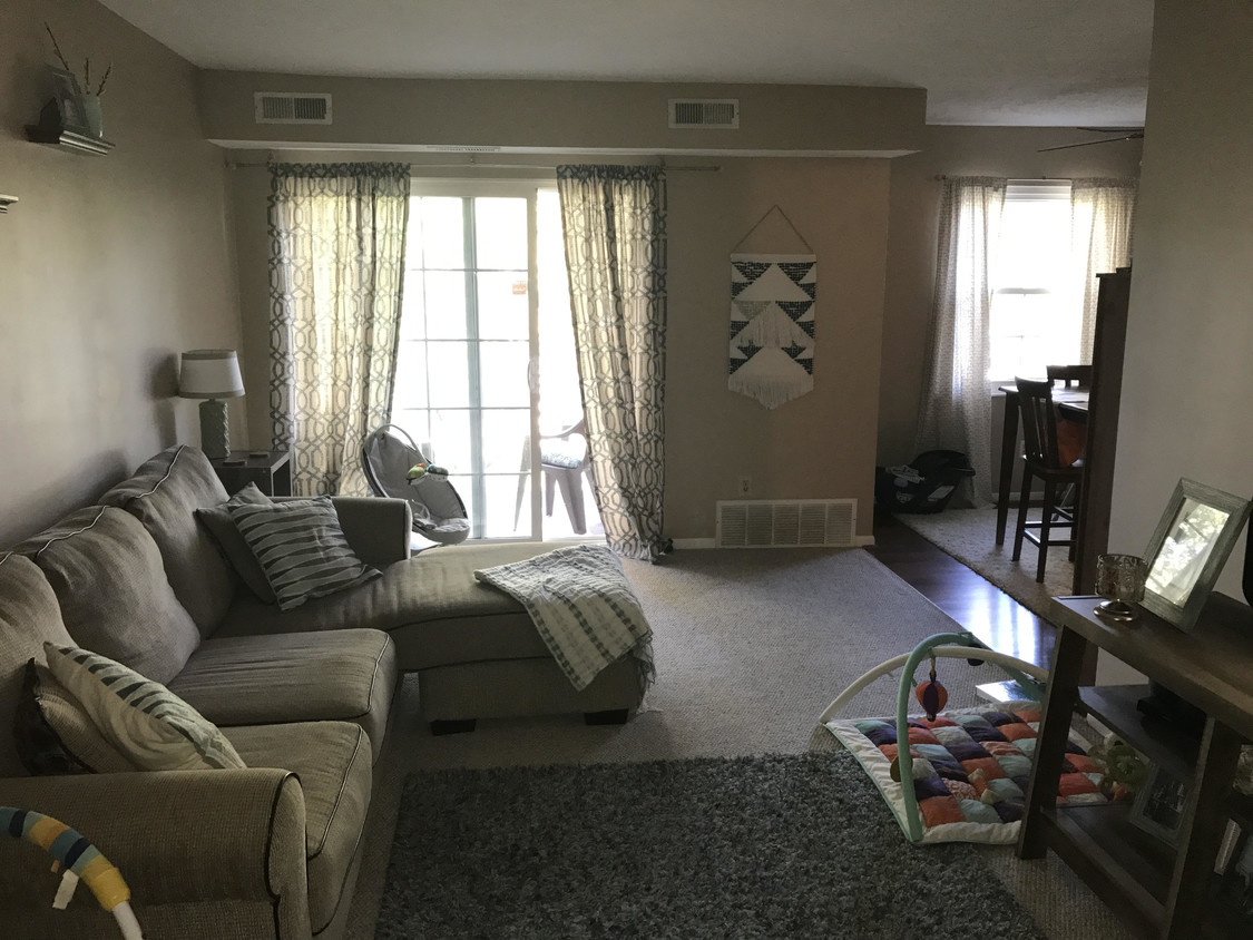 Spacious Living Room w/balcony - 10790 Ravenna Rd
