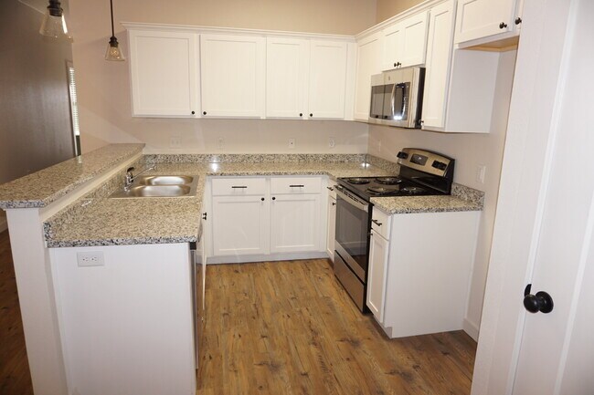 Building Photo - Gorgeous 2/2/1 one block away from Cooper East Elementary!