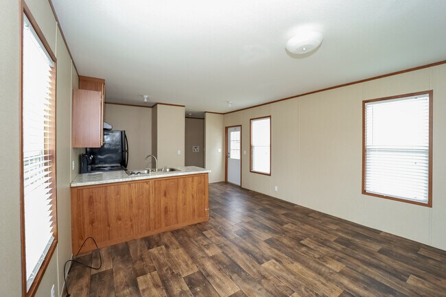2 Bedbroom / 1 Bath Unit - Pine Meadow MHC