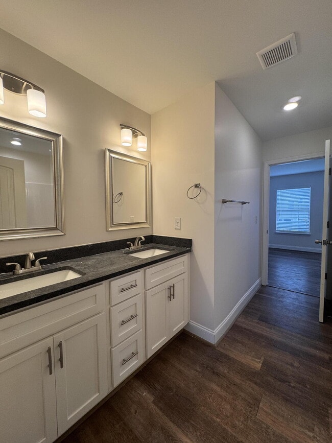 Building Photo - Modern 3-Bed, 2.5-Bath Home in Travelers R...