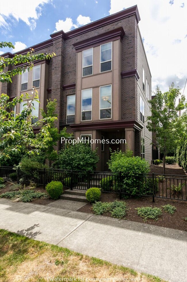 112 N Sumner St, Portland, OR 97217 Townhome Rentals in Portland OR