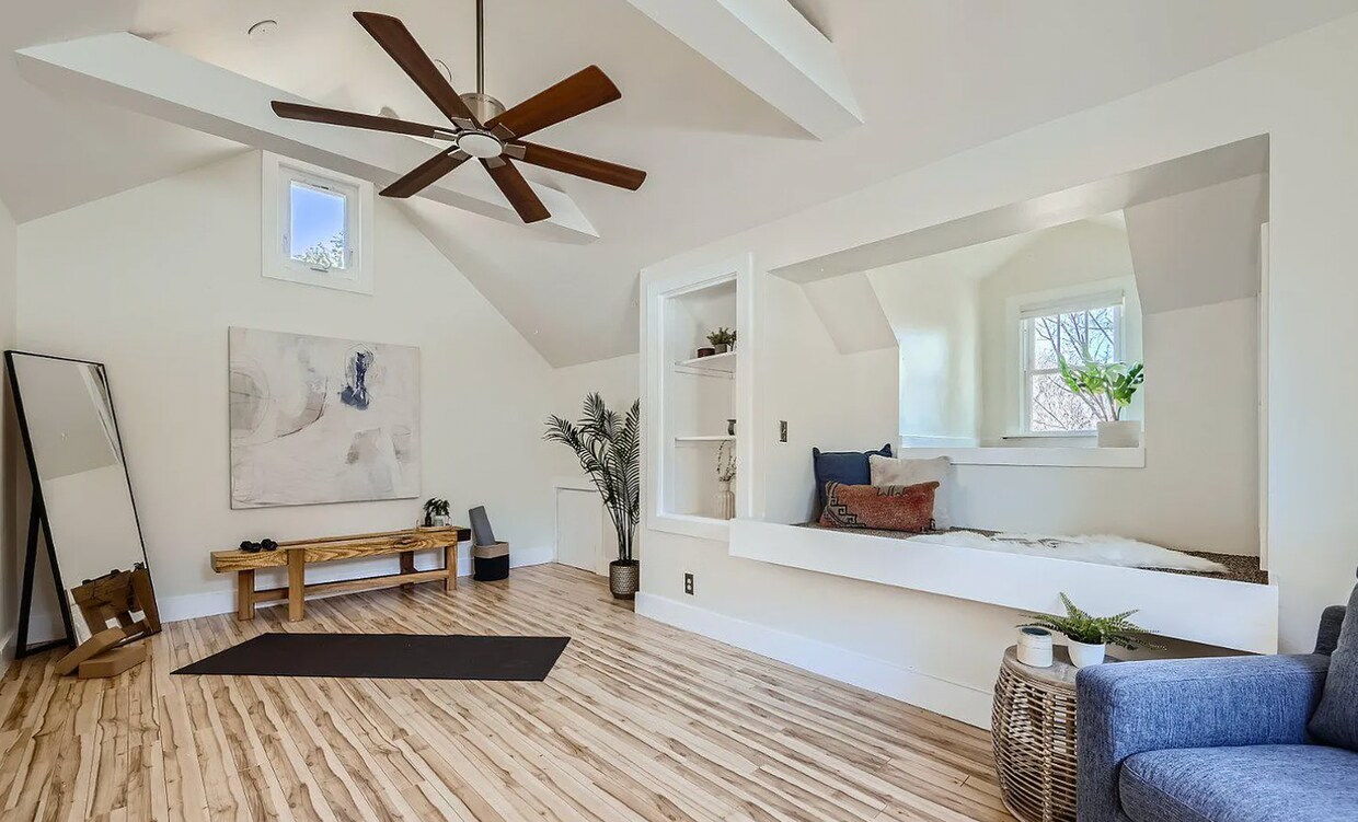 Amplio loft en la planta superior - 3147 8th St