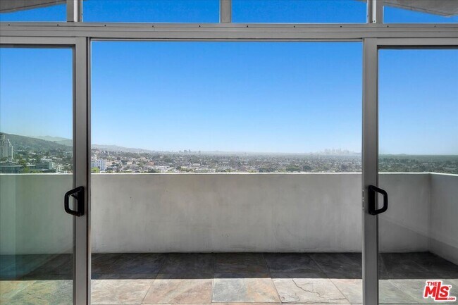 Foto del edificio - 1155 N La Cienega Blvd