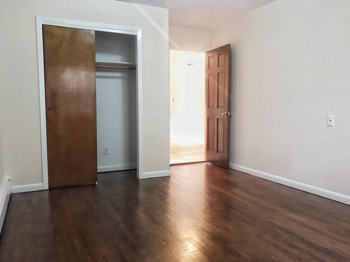 Foto principal - 42-57 65th Pl