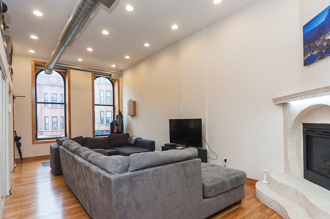 Building Photo - 546 N Wells St