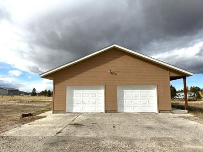 Building Photo - Spacious 3 bedroom home in Spring Creek wi...