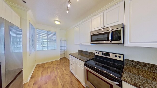 Foto del edificio - Beautiful 2 Bed 2 Bath Condo in Huntington...