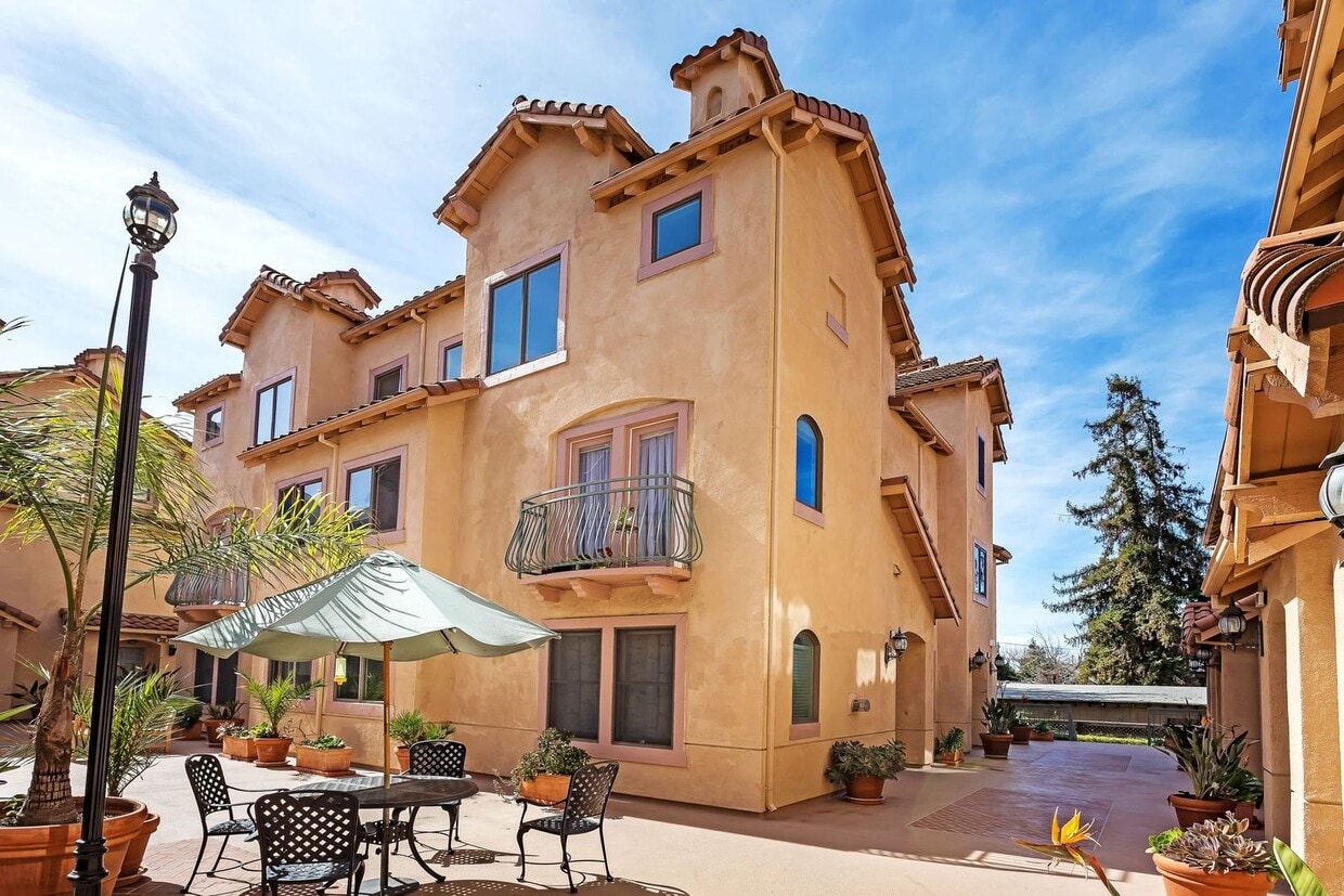 Primary Photo - Gorgeous Spacious TownHome in Downtown Mou...