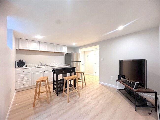 Building Photo - 39 Cottage St