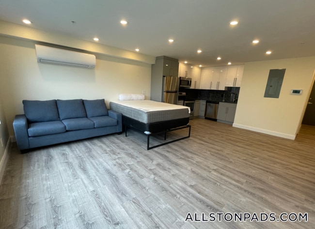 Building Photo - 1028a Commonwealth Ave