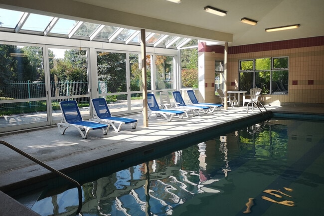 Building Photo - Pineridge Place