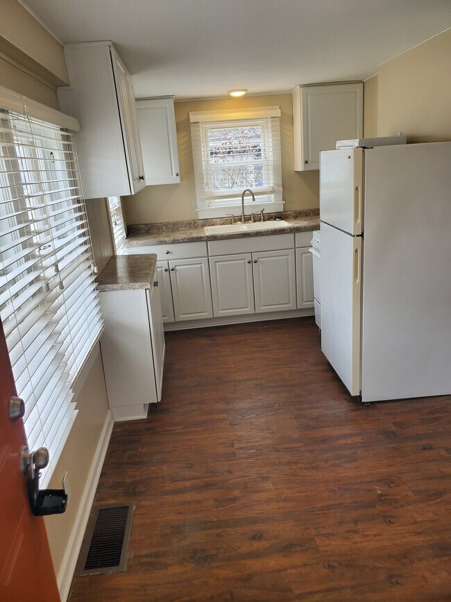 Foto del edificio - 1206 E 8th St