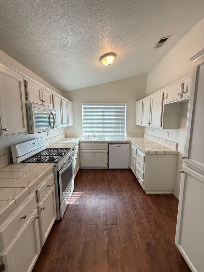 Building Photo - Single-Story 3 Bed, 2 Bath Home with Firep...