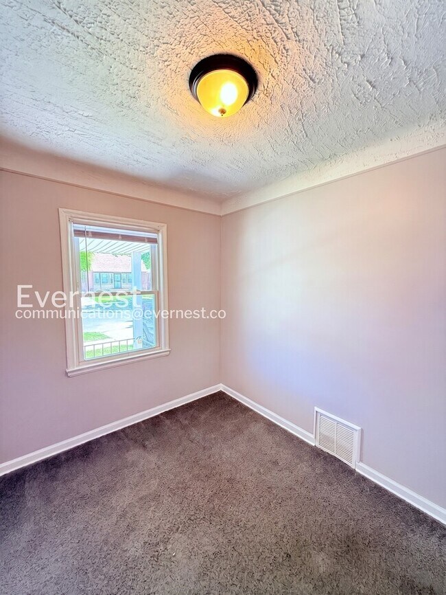 Foto del edificio - Special Offer / Spacious Home with Garage and Lawn Maintenance / Pet-Friendly / 3 Beds 1 Bath / A...