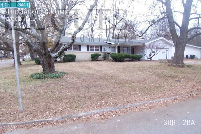 Building Photo - Very Clean Spacious Home has 3 Bedroom 2 B...