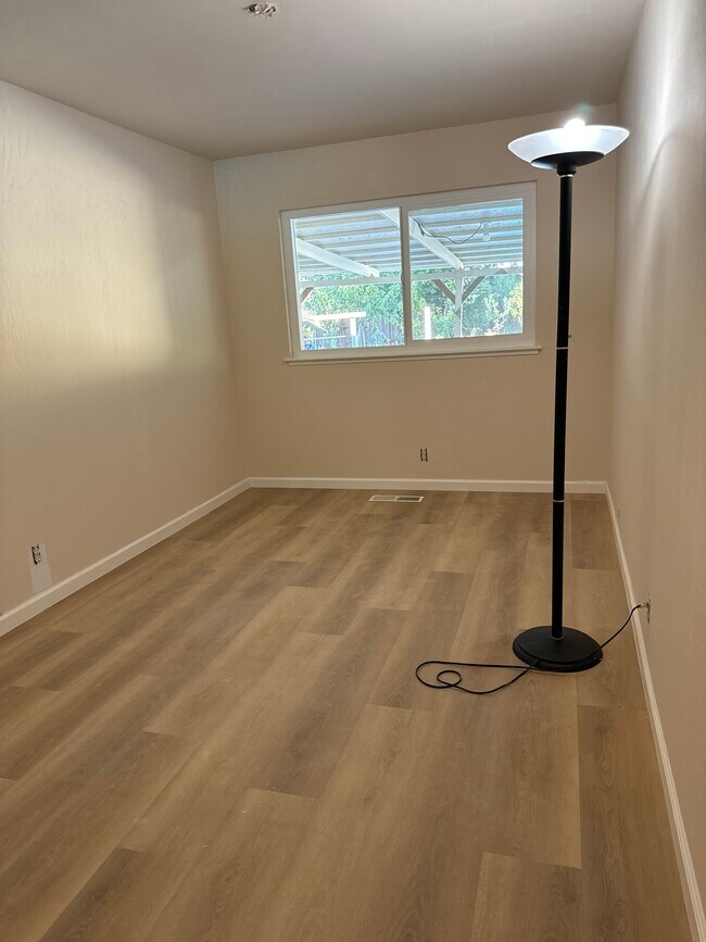 Building Photo - 379 Henderson Dr