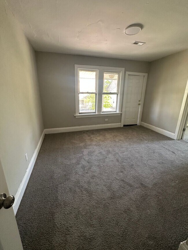 Building Photo - 3bd Duplex Cash Pay