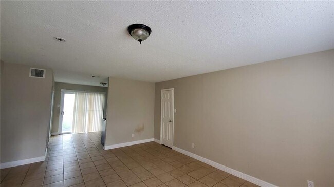 Foto del edificio - 703 Barren Springs Dr