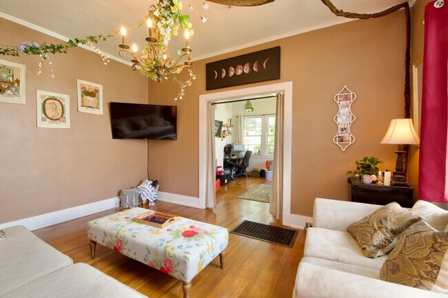Foto del edificio - Charming 2-Bedroom Duplex in Prime Auburn ...