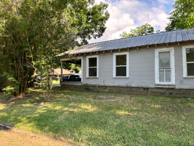 Building Photo - 3223 Pecan St