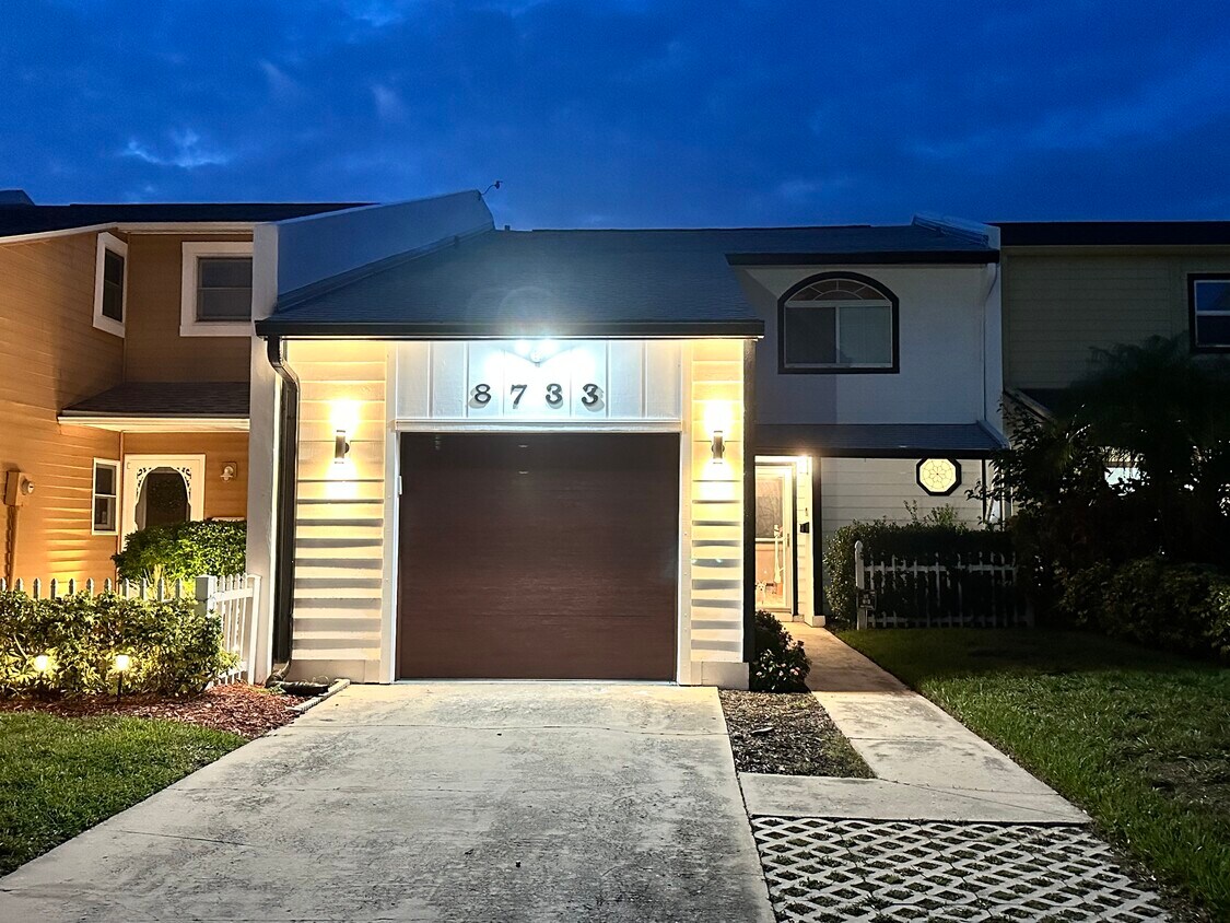 Foto principal - 8733 Bay Pointe Dr