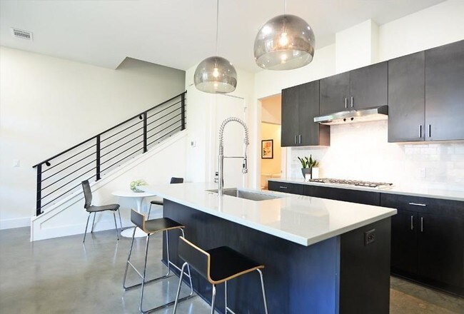 Building Photo - 2118 Brackenridge St