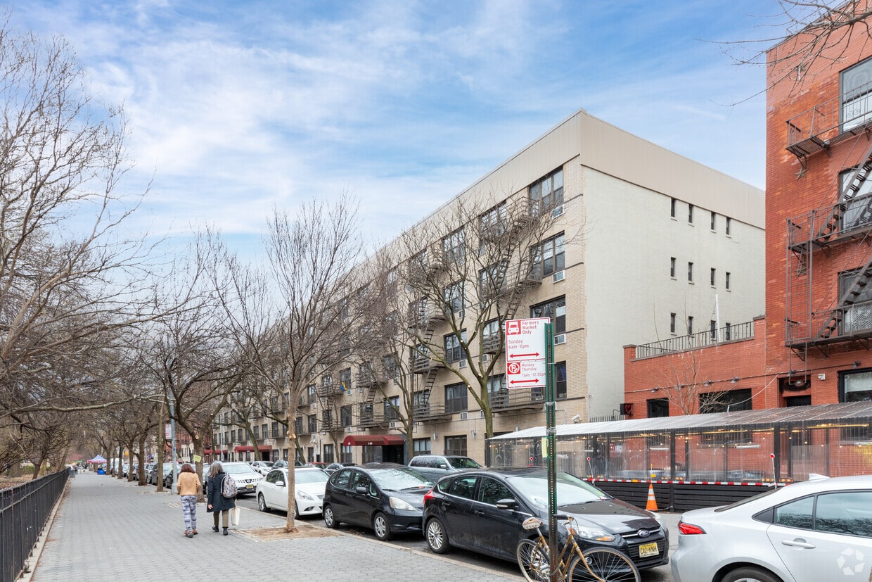 Foto principal - 140 E 7th St
