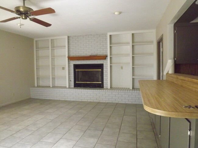 Building Photo - Pre-leasing for August 2024! Updated 4 bed...