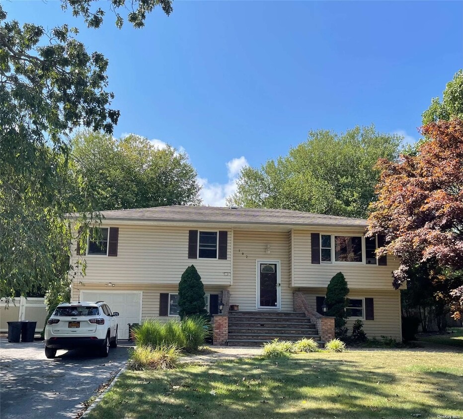 102 Belleview Ave, Center Moriches, NY 11934 House Rental in Center