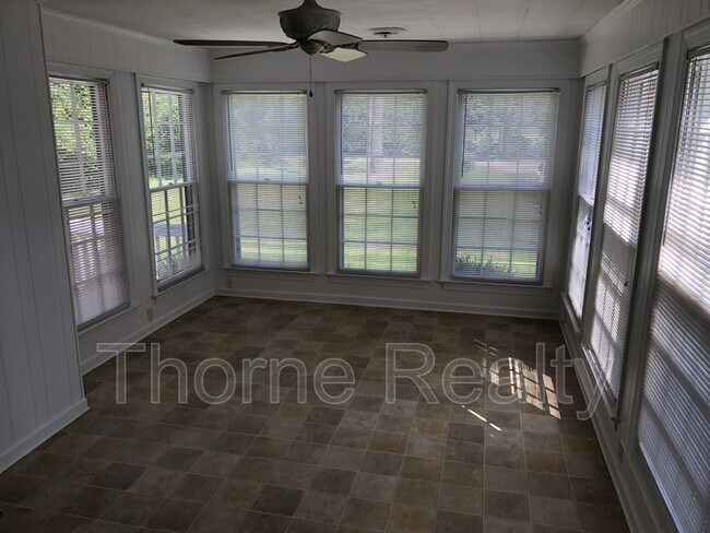 Building Photo - 1601 Country Club Rd