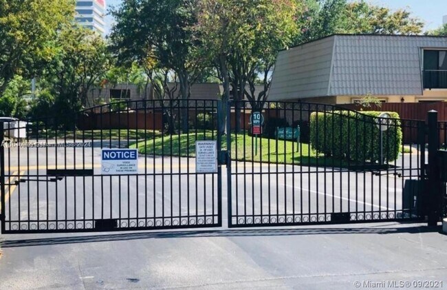 Foto del edificio - 1700 Embassy Dr