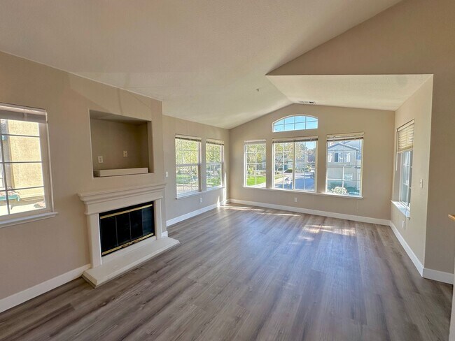 Building Photo - Pleasanton in Siena - 2 Bed 2 Bathroom!
