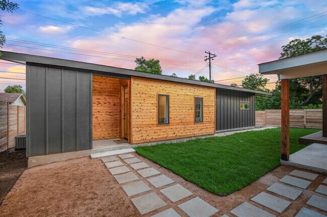 Foto del edificio - 5201 Ravensdale Ln
