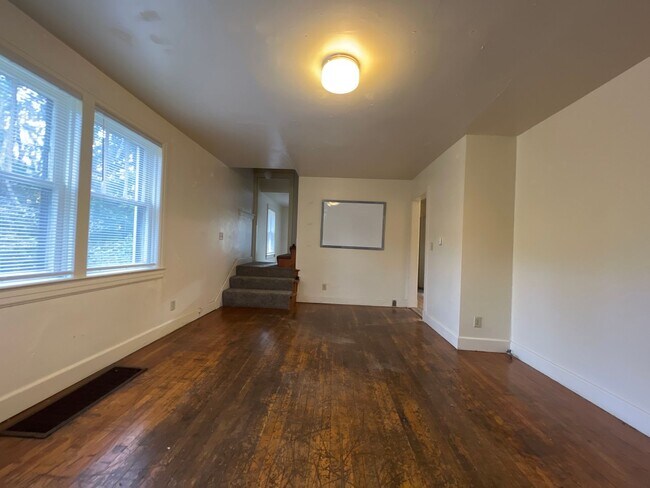 Building Photo - Large - 3 Bedroom House - Downtown Campus - Available 8/5!