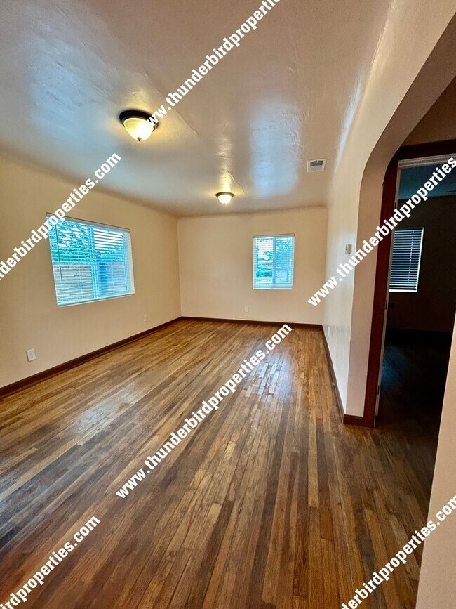 Building Photo - 1321 San Mateo Blvd SE