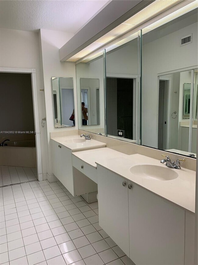 Foto del edificio - 10730 NW 66th St