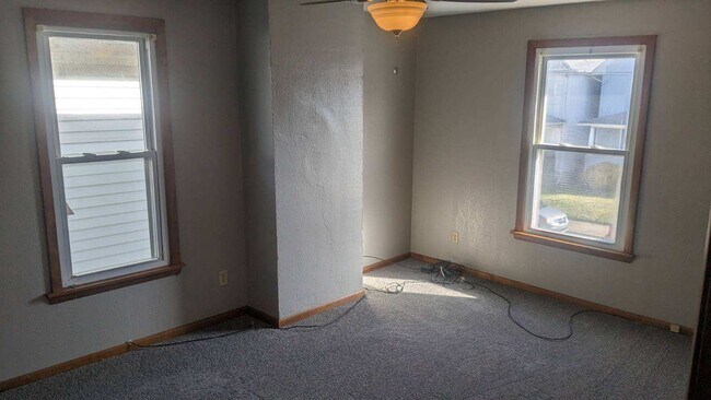 Foto del edificio - 1927 Kenneth Ave