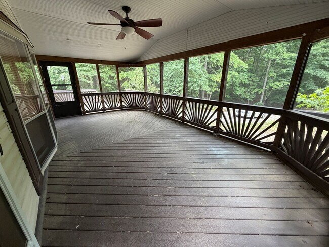 Building Photo - 121 Rainwood Dr