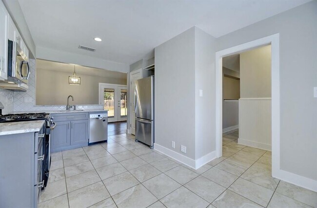 Foto del edificio - 500 Thistlewood Dr