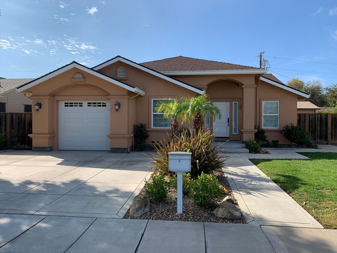Primary Photo - Stunning 4 bedroom, 2 Bath Tracy Home / Be...